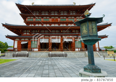 薬師寺　金堂と音声菩薩（おんじょうぼさつ）の灯籠 83787850