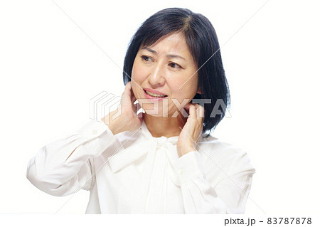 白いボウブラウスを着て首を掻く中年女性 上半身 白バック 白いボウブラウスを着て首を掻く中年女性 上半身 白バック 83787878
