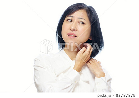 白いボウブラウスを着て首を掻く中年女性 上半身 白バック 白いボウブラウスを着て首を掻く中年女性 上半身 白バック 83787879