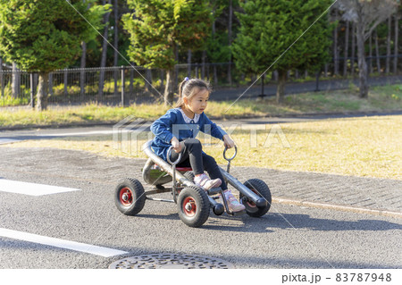 金川の森でサイクルカートに乗る女の子 83787948