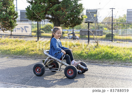 金川の森の乗りもの広場でサイクルカートに乗る6歳の女の子 83788059