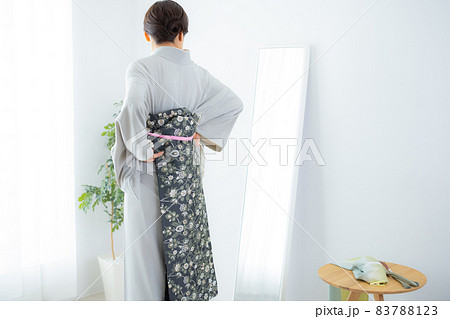 着物を自分で着る女性 着物を自分で着る女性 83788123