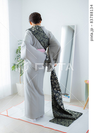 着物を自分で着る女性　 83788134