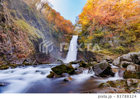 日本の秋 宮城県秋保大滝と美しい紅葉 日本の秋 宮城県秋保大滝と美しい紅葉 83788324