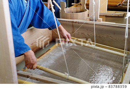 職人が作る手漉き和紙 83788359