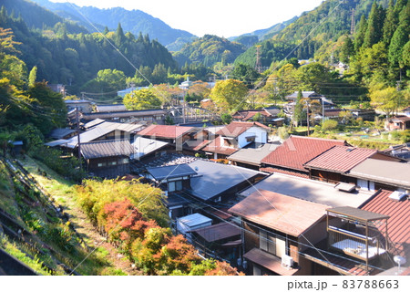 歴史街道中山道の妻籠宿を俯瞰 83788663