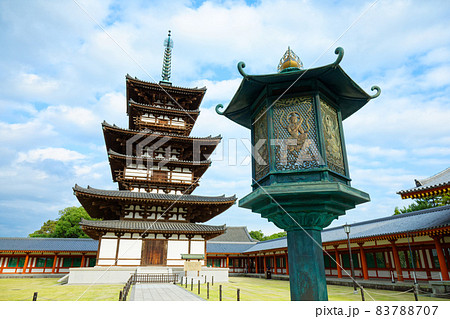 薬師寺 東塔と音声菩薩(おんじょうぼさつ)の灯籠 薬師寺 東塔と音声菩薩(おんじょうぼさつ)の灯籠 83788707