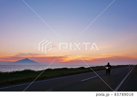 北海道　夕暮れのオロロンライン　走るバイク 83789016