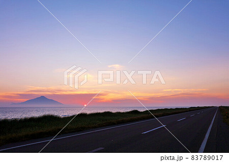 北海道　夕暮れのオロロンライン 83789017