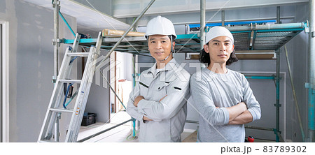 建築現場の現場監督と大工さん2人のポートレート バナーサイズ 建築現場の現場監督と大工さん2人のポートレート バナーサイズ 83789302