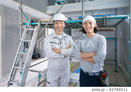 建築現場の現場監督と大工さん2人のポートレート  83789311