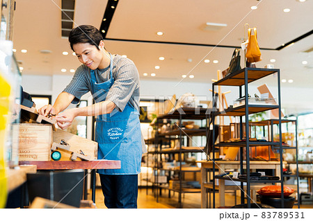 店員　アルバイト　接客　アパレル　カジュアル 83789531