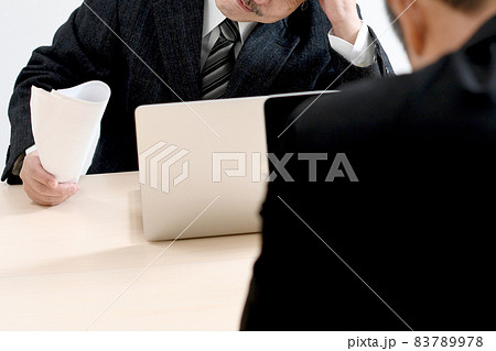 オフィスで働く悩むビジネスマンのシニア(中高年)男性 オフィスで働く悩むビジネスマンのシニア(中高年)男性 83789978