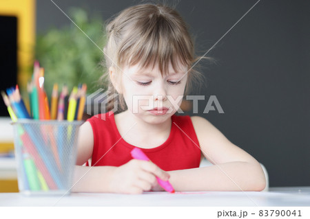 Little girl drawing at table with colored pencils Little girl drawing at table with colored pencils 83790041