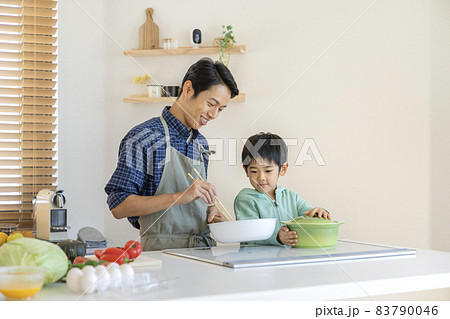 料理をする親子　30代の父親と6歳の息子 83790046