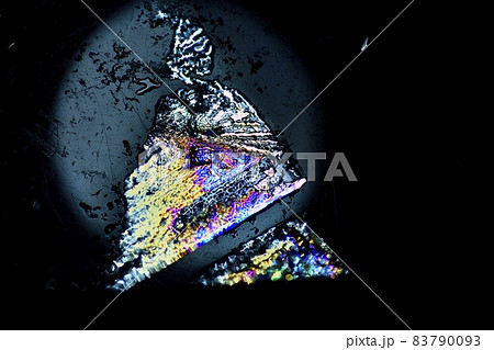 太陽光を薄氷りに偏光板(フィルター)を使い通して出来た色模様 太陽光を薄氷りに偏光板(フィルター)を使い通して出来た色模様 83790093
