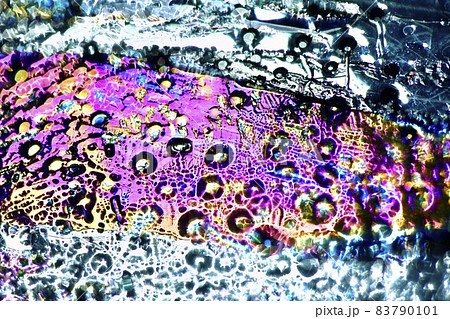 太陽光を薄氷りに偏光板(フィルター)を使い通して出来た色模様 太陽光を薄氷りに偏光板(フィルター)を使い通して出来た色模様 83790101