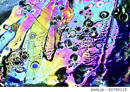 太陽光を薄氷りに偏光板（フィルター）を使い通して出来た色模様 83790119