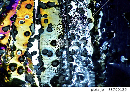 太陽光を薄氷りに偏光板（フィルター）を使い通して出来た色模様 83790126