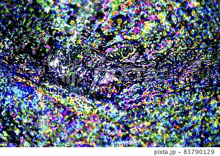 太陽光を薄氷りに偏光板(フィルター)を使い通して出来た色模様 太陽光を薄氷りに偏光板(フィルター)を使い通して出来た色模様 83790129