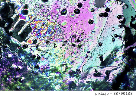 太陽光を薄氷りに偏光板（フィルター）を使い通して出来た色模様 83790138