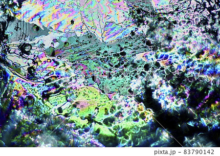 太陽光を薄氷りに偏光板(フィルター)を使い通して出来た色模様 太陽光を薄氷りに偏光板(フィルター)を使い通して出来た色模様 83790142