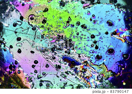 太陽光を薄氷りに偏光板（フィルター）を使い通して出来た色模様 83790147