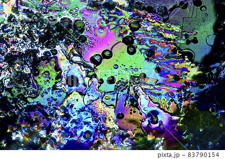 太陽光を薄氷りに偏光板（フィルター）を使い通して出来た色模様 83790154