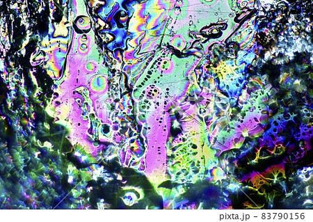 太陽光を薄氷りに偏光板（フィルター）を使い通して出来た色模様 83790156