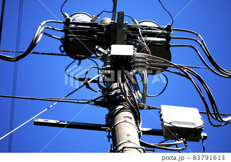 電柱を見ると電気料金が気になります。 83791613