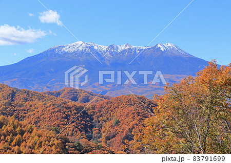 開田高原地蔵峠から望む秋の御岳山 83791699