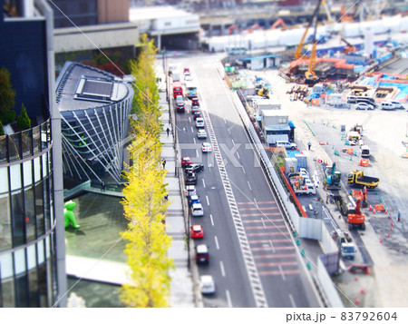 銀杏並木のある街並　チルトシフト 83792604