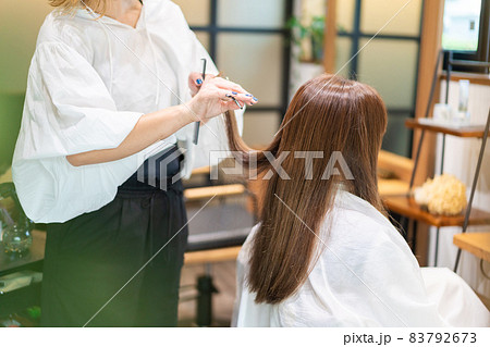 ヘアサロンに通う女性 83792673