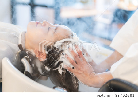 ヘアサロンに通う女性 83792681
