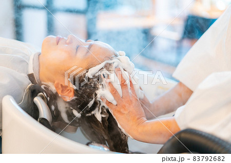 ヘアサロンに通う女性 ヘアサロンに通う女性 83792682