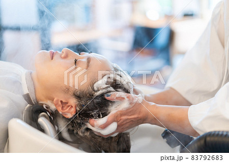 ヘアサロンに通う女性 83792683
