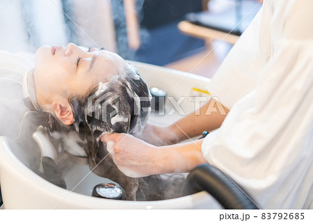ヘアサロンに通う女性 83792685