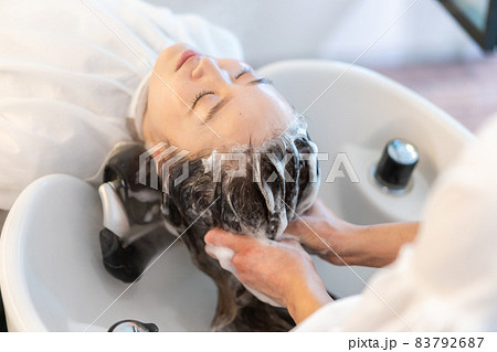 ヘアサロンに通う女性 83792687
