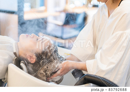 ヘアサロンに通う女性 ヘアサロンに通う女性 83792688