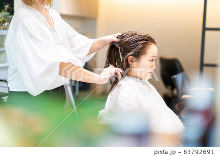 ヘアサロンに通う女性 83792691