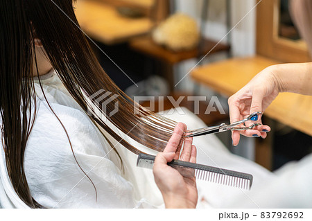 ヘアサロンに通う女性 83792692