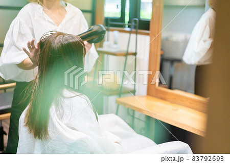ヘアサロンに通う女性 ヘアサロンに通う女性 83792693
