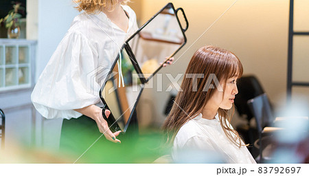 ヘアサロンに通う女性 ヘアサロンに通う女性 83792697
