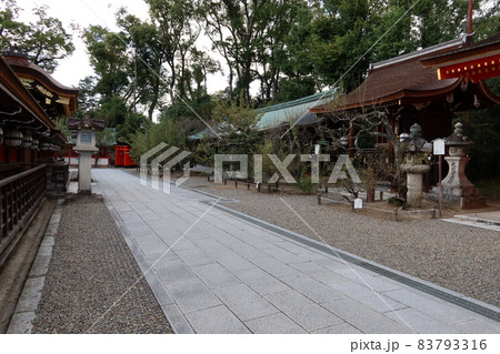 日本の京都市にある神社仏閣：北野天満宮の境内にある摂社牛社の遠景と手前の地主神社と老松社 83793316