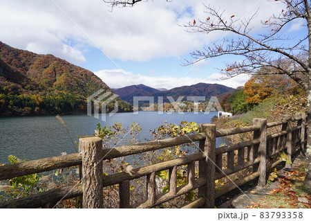 群馬県　猿ヶ京温泉　相俣ダムで出来た赤谷湖の湖畔遊歩道　猿ヶ京温泉方面を見る 83793358