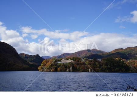 群馬県　猿ヶ京温泉　相俣ダムで出来た赤谷湖の湖畔遊歩道　猿ヶ京温泉方面を見る 83793373