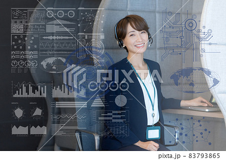 ヘッドセットをつけてオンライン会議をする若い女性　撮影協力：WEEK芝大門(サンフロンティア不動産) 83793865