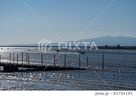海の水面が太陽の光で反射 有明海から続々と帰港してくる船 海の水面が太陽の光で反射 有明海から続々と帰港してくる船 83794195