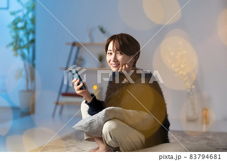 ミドル女性 スマホ リラックス ミドル女性 スマホ リラックス 83794681