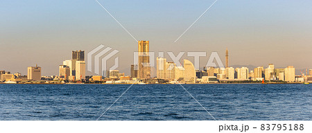 日の出のみなとみらい、朝日を浴びるの横浜臨海地域、早朝の横浜ウォーターフロント 日の出のみなとみらい、朝日を浴びるの横浜臨海地域、早朝の横浜ウォーターフロント 83795188